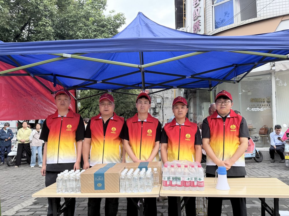 爱心送水润考场 暖心助考显担当