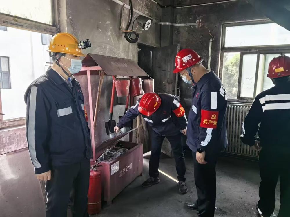 陕煤建设洗选煤运营公司柠条塔运营项目部党支部:开展“党旗领航筑防线、党建赋能保安全”主题党日活动