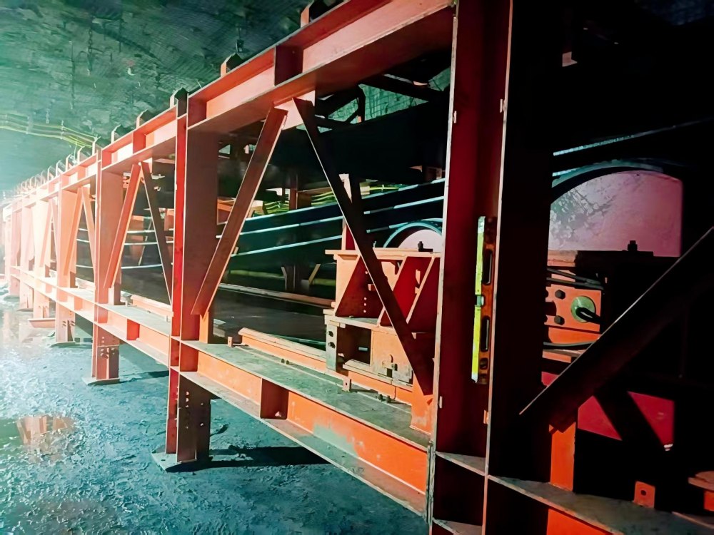 陕煤建设机电安装公司赵石畔项目部30103工作面皮带带煤试运转圆满成功