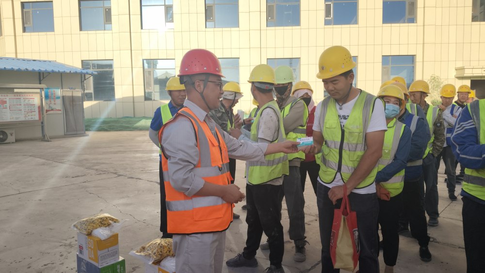 陕煤建设西北分公司张掖润泉瑞苑项目部:高温守一线,防暑慰人心