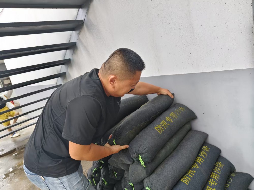 陕煤建设煤矿运营服务分公司:防汛一线显担当 筑牢安全“生命堤”