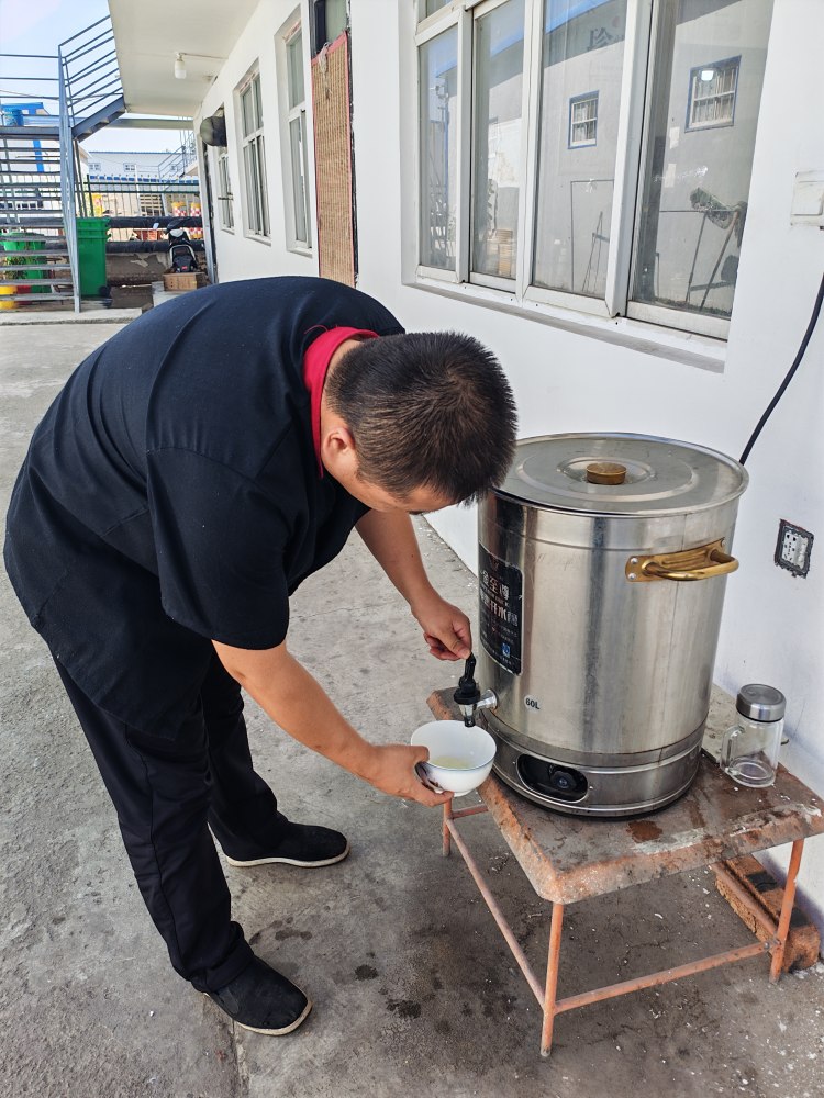 陕煤建设煤矿运营服务分公司：绿豆汤里见真情 清凉关怀沁人心