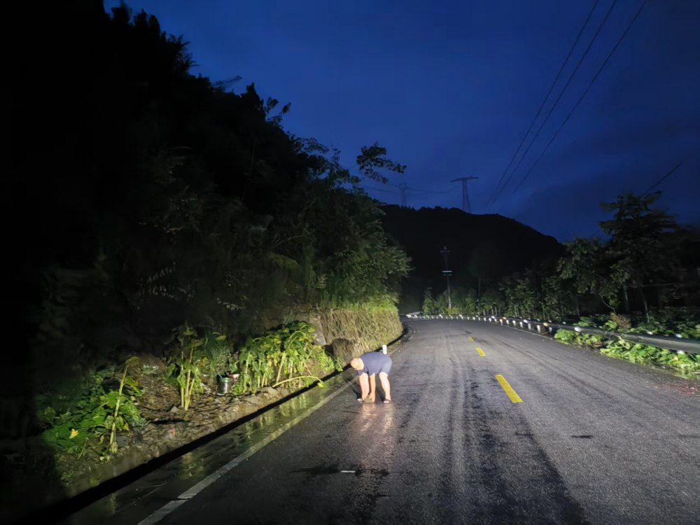 风雨砺初心 防汛护振兴 ——陕煤建设驻天池村工作队防汛一线纪实