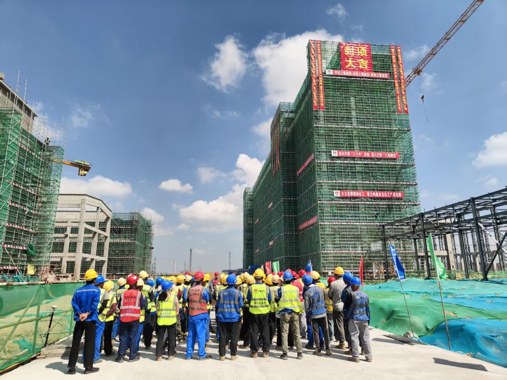 喜封金顶！陕煤建设西北分公司榆林化学固体产品储运项目PE产品包装楼顺利封顶