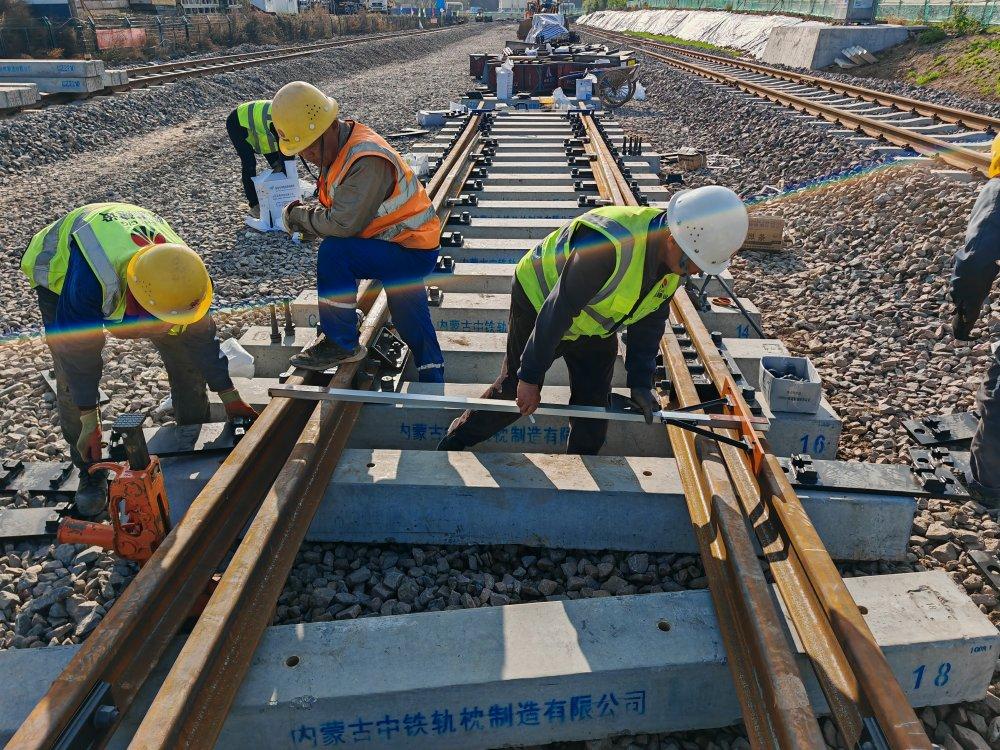 陕煤建设路桥分公司：藏在轨道上的四季长歌