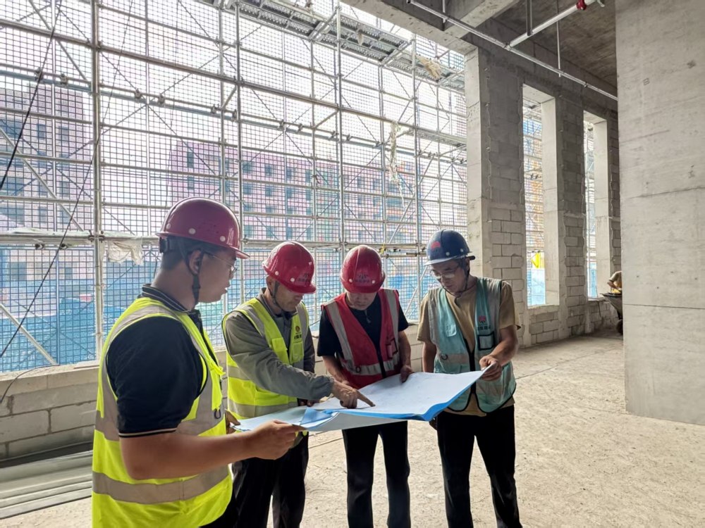 陕煤建设内蒙古分公司：以“四千精神”攻坚外墙保温一体板 跑出准旗一中关键节点
