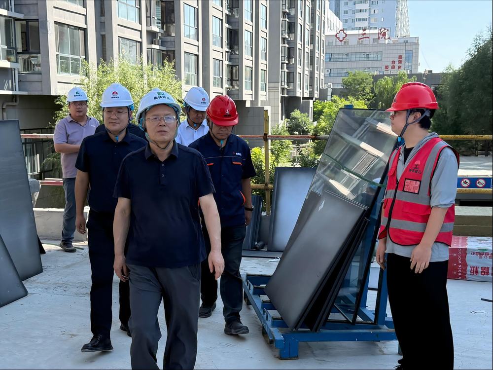 榆林城投集团党委书记、董事长王杰一行莅临陕煤建设榆林公司承建的榆溪邻里汇项目检查指导工作