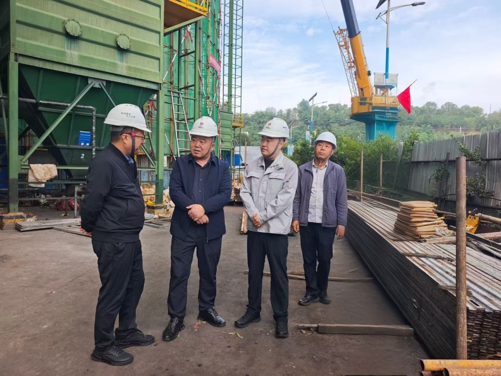彬长矿业集团副总经理万近矿一行深入彬长孟村煤矿原煤仓加固工程现场检查指导工作