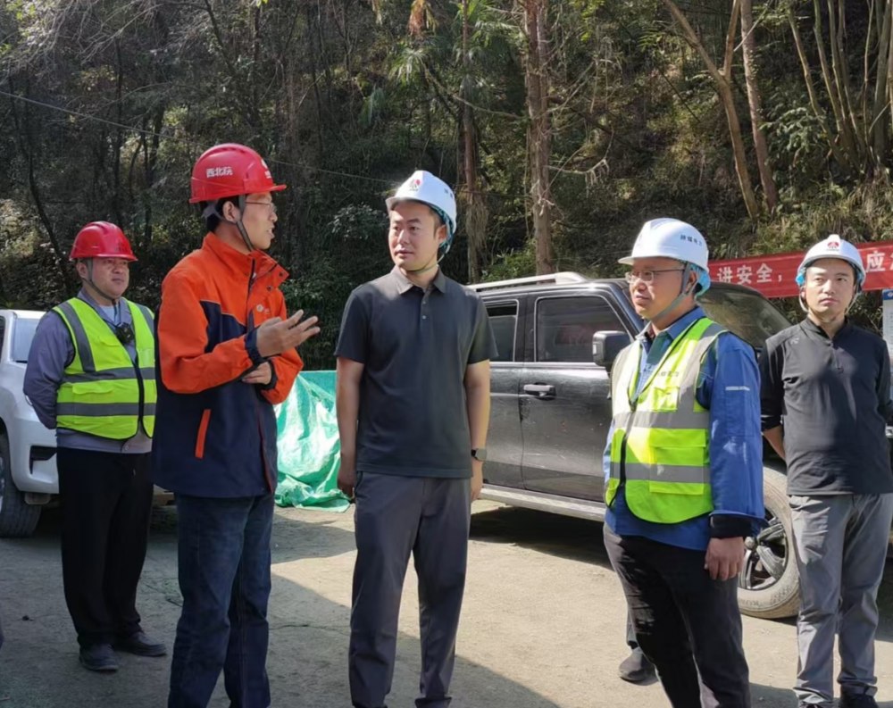 西乡县委常委、常务副县长赵华一行深入天工项目一线督导协调